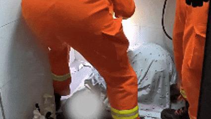女子捡掉入厕所的塑料瓶被卡手 消防紧急救援