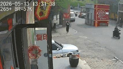 货车撞断限高栏杆 砸中路边女子