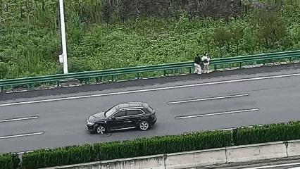 交警隔空怒吼救下高速上一家三口 生死10秒间的果断呼叫