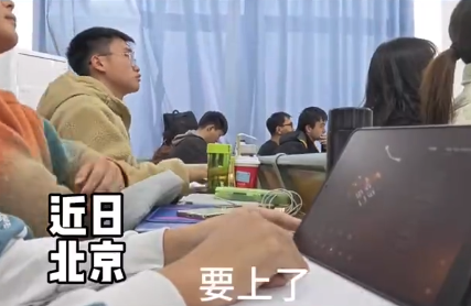 男生上台汇报演讲舍友放“专属音乐”，网友：第一次上台排面给足了
