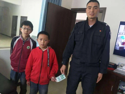 小学生捡到50元后组团上交派出所