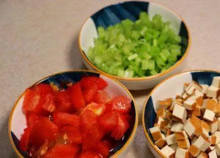面疙瘩别用筷子搅了，一个塑料瓶就搞定，1分钟做一大盘，太实用