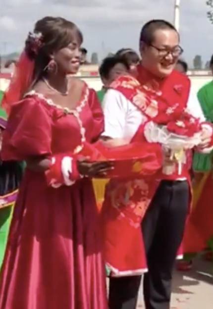 小伙迎娶非洲姑娘引热议 是他爸爸给儿子介绍的媳妇