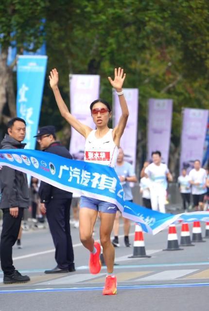 最快女護(hù)士已影響科室正常排班 違規(guī)兼職與虛假調(diào)休受罰