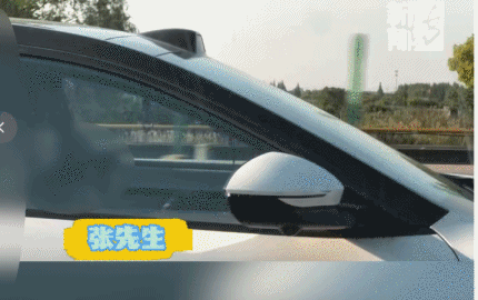 男子高速路上拍下邻车行驶中主驾副驾竟在车内昏睡,主驾脱手放任车辆行驶,引发网友“智驾”热议