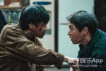 好久不见宋仲基啦！他竟当街秀恩爱？