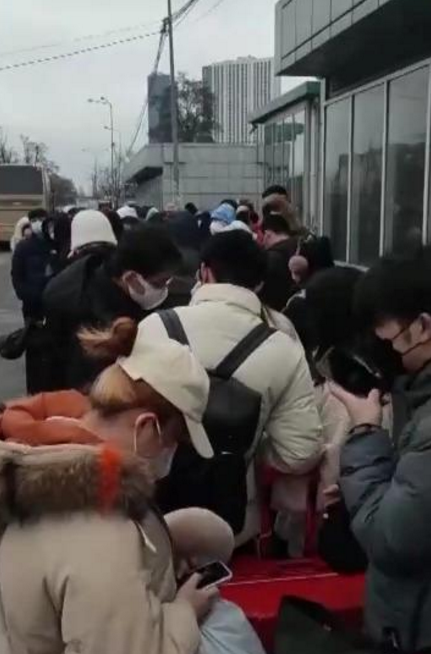 在乌留学生亲历撤离：满载华人车辆驶向乌西部边境