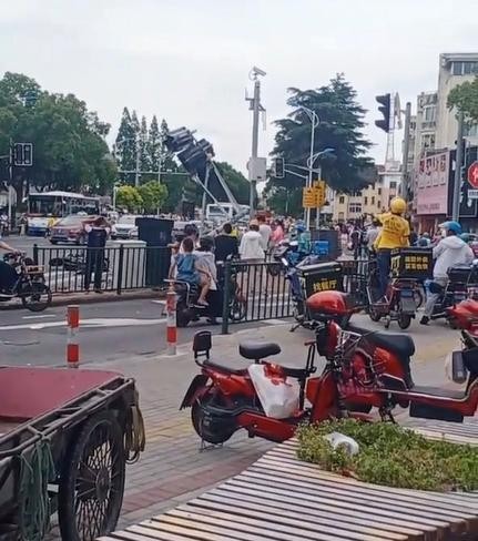 上海一公交坠河 司机自感身体不适提前让乘客下车