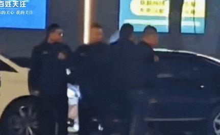 男子占道经营并当街怒摔拧开煤气罐