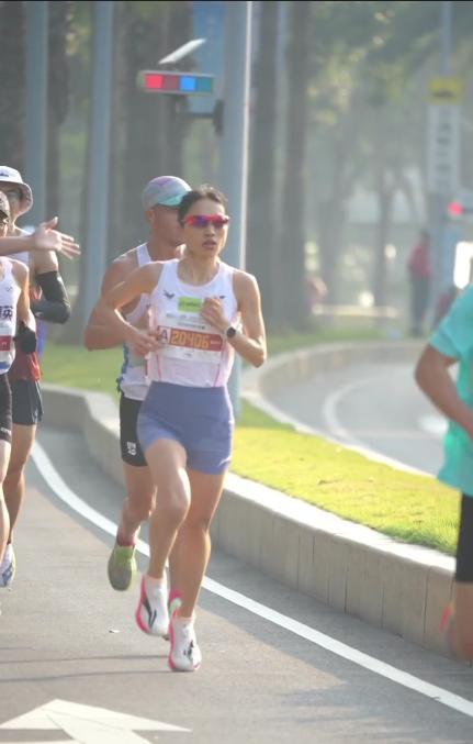 最快女護(hù)士不能參與2025年評(píng)優(yōu) 違規(guī)兼職與虛假調(diào)休受罰