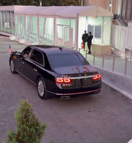 美媒记者绕圈参观中国红旗汽车 白宫周边引关注