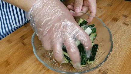 凉拌黄瓜做法很多样，家人钟爱这样做，清脆爽口，百吃不厌