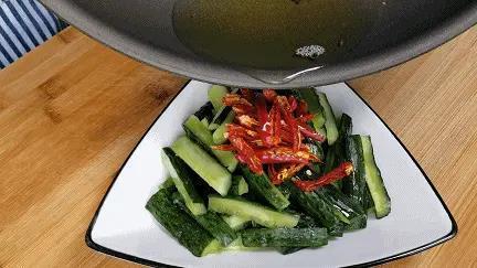 凉拌黄瓜做法很多样，家人钟爱这样做，清脆爽口，百吃不厌