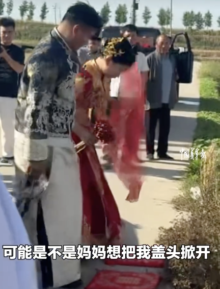 新娘专程停车到母亲墓前跪拜 红盖头飘落触动人心