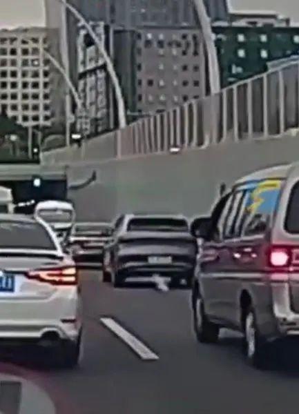 两司机别车互扔水瓶被拘 警方提醒：驾驶车辆别车“斗气”的行为严重妨碍道路交通安全
