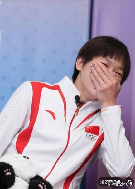 全红婵脚上绑满肌贴 伤痛下的王者之路