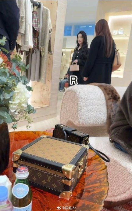 刘亦菲被偶遇在北京SKP买黄金 素颜休闲优雅随性