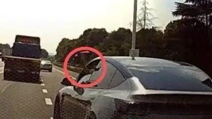 特斯拉高速上連續(xù)5次別停后車 挑釁行為遭處罰