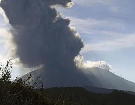 日本鹿儿岛县一火山喷发 4400米灰柱惊魂