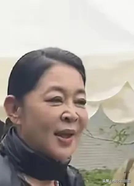 倪萍現(xiàn)身杭州頭頂白發(fā)明顯 優(yōu)雅自信不懼歲月