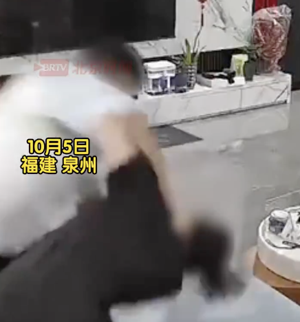 监控：男子家中打骂女子猛摔女孩 妇联介入