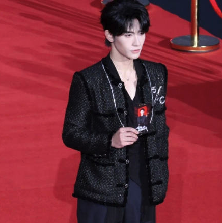 申浩男现身横店短剧之夜红毯！