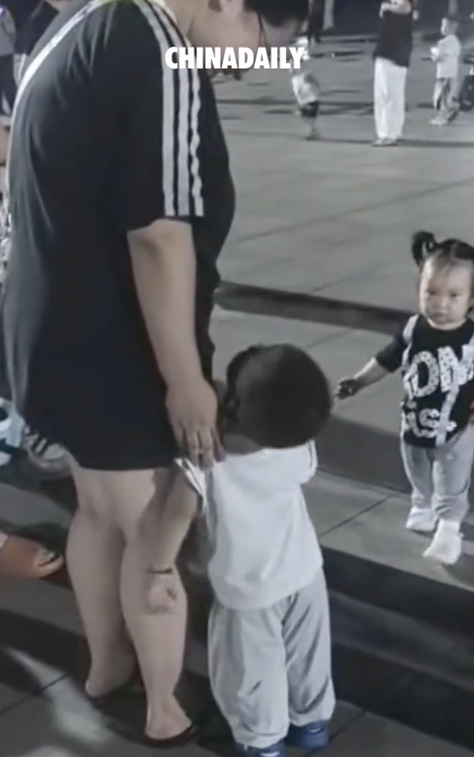男孩抱错妈妈后小女孩霸气护母