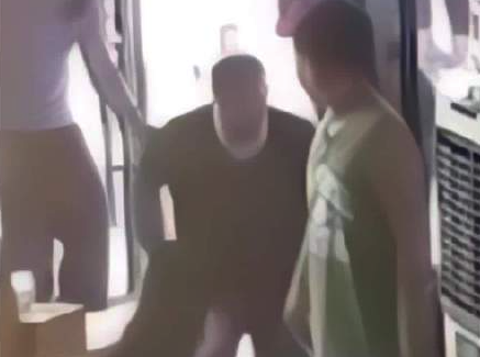 80后男子徒步2小时找工作晕倒获救 救人店主:他说家里只有他了