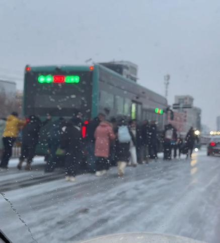 公交车雪中打滑 乘客集体推车 陌生肩膀汇聚暖流
