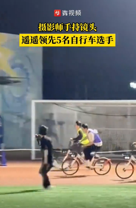 摄影师手持镜头领先5名自行车选手