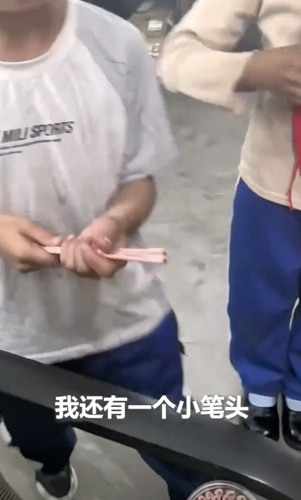 7岁男孩旧笔头用到最短才兑换新笔