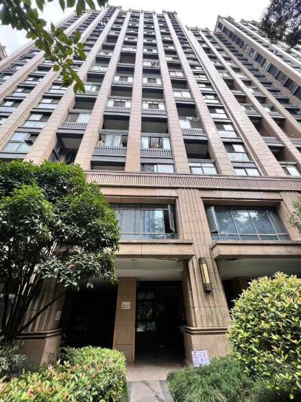 杭州一哈士奇从天而降砸伤老人孩子 居民称狗有几十斤重