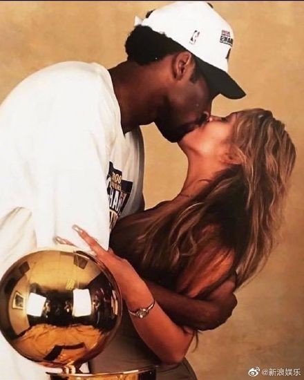 泪流满面！瓦妮莎晒接吻照为科比庆生