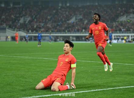 國足主場4-1新加坡 費南多點球破門收獲國家隊處子球！