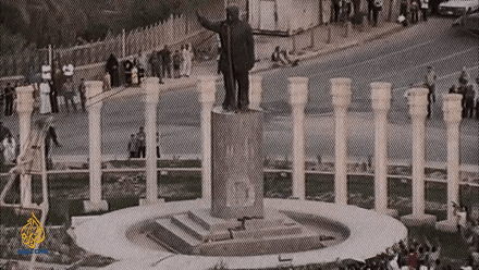 ▲2003年4月，美军拽倒位于伊拉克首都巴格达市中心菲尔多斯广场的萨达姆雕像。
