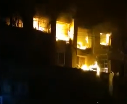 大连一住户家中爆燃致8死5伤 多间房屋火光冲天