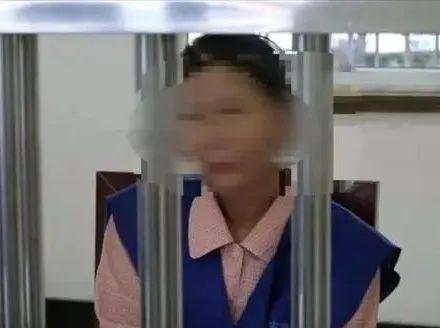 婚车被拦新郎电动车接亲 拦婚车讨喜钱还当成职业了？