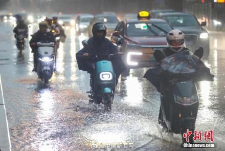 极端降雨频发 那汽车被水冲走可以理赔吗？
