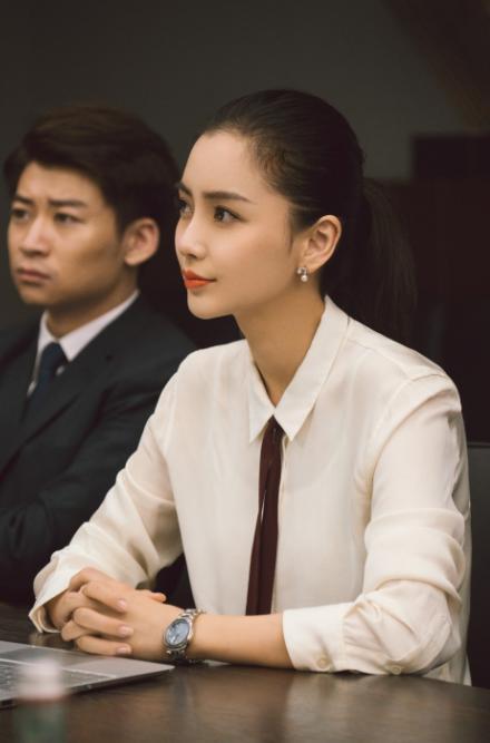 杨颖晒与小海绵背影合照，不忘祝福粉丝中秋快乐