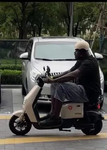 全杭州都在偶遇奥尼尔：白天骑电动车直播逛滨江，晚上现身酒吧当DJ