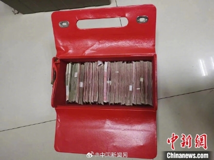 拾金不昧！男子捡46万现金归还失主 当事人：父亲患阿尔茨海默病将钱扔出窗外