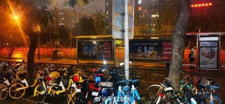 北京这雨……好像全下朋友圈了…… 大家出行注意安全，小心高空坠物！预警升级