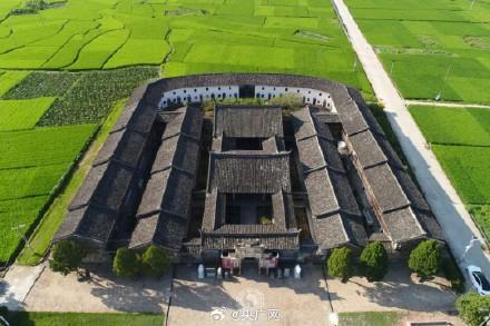 福建客家第一宗祠暴雨后大面积坍塌 墙体被严重浸泡