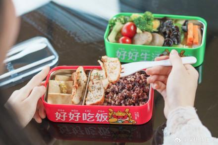 深圳大学送毕业生“启程饭盒”，寄语：奋斗路上，好好干饭