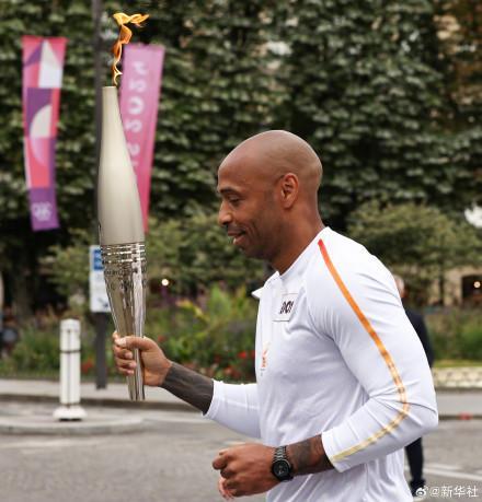 2024奥运火炬开始在巴黎传递 亨利领跑香榭丽舍大街