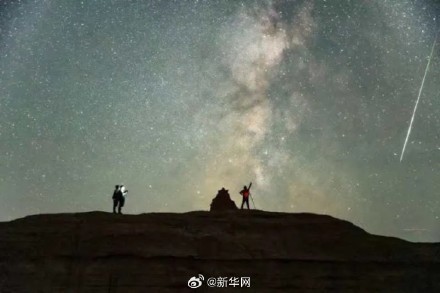 新疆极光与英仙座流星雨罕见同框