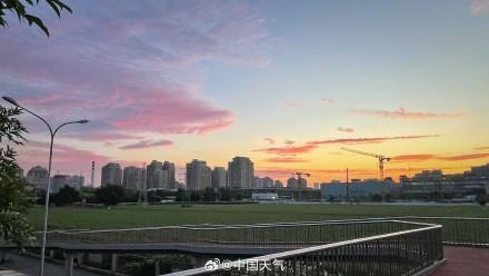 北京浪漫粉鱼鳞云朝霞好美 晨空如梦，鱼鳞云绮丽