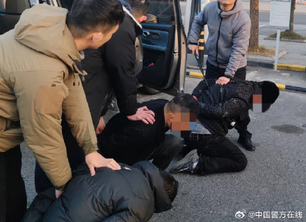 27岁民警抓捕患艾滋嫌犯后流血 英勇无畏获赞