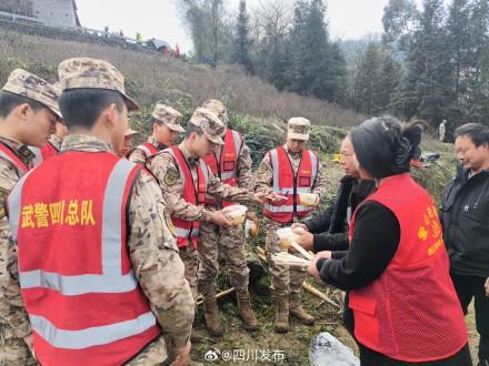 村民自发前来为救援队义务做饭