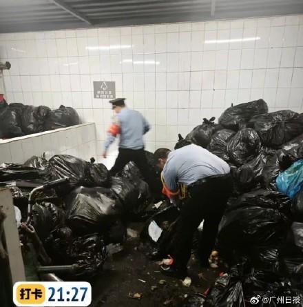 業(yè)主誤扔兩萬金項鏈保安尋回 徒手翻數(shù)噸垃圾